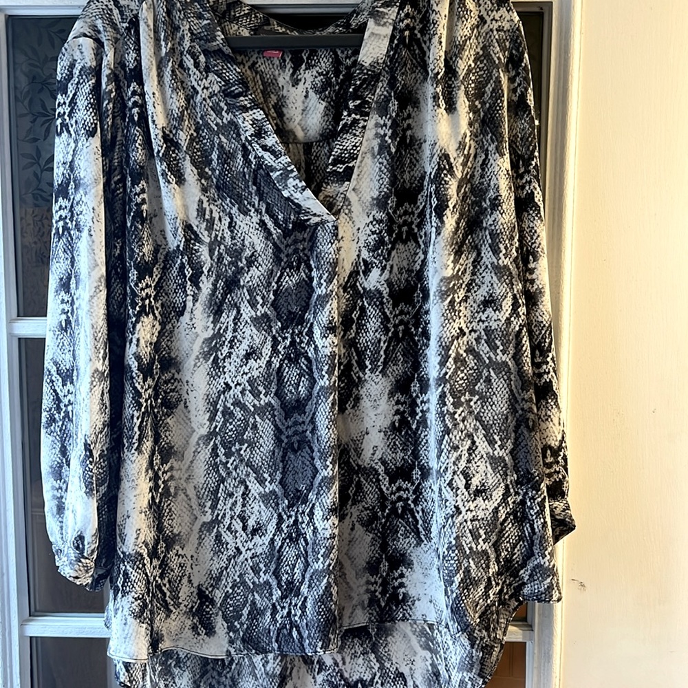 Vince Camuto women’s XXL. White/Black/Grey snake print blouse 3/4 Sleeve.V-Neck